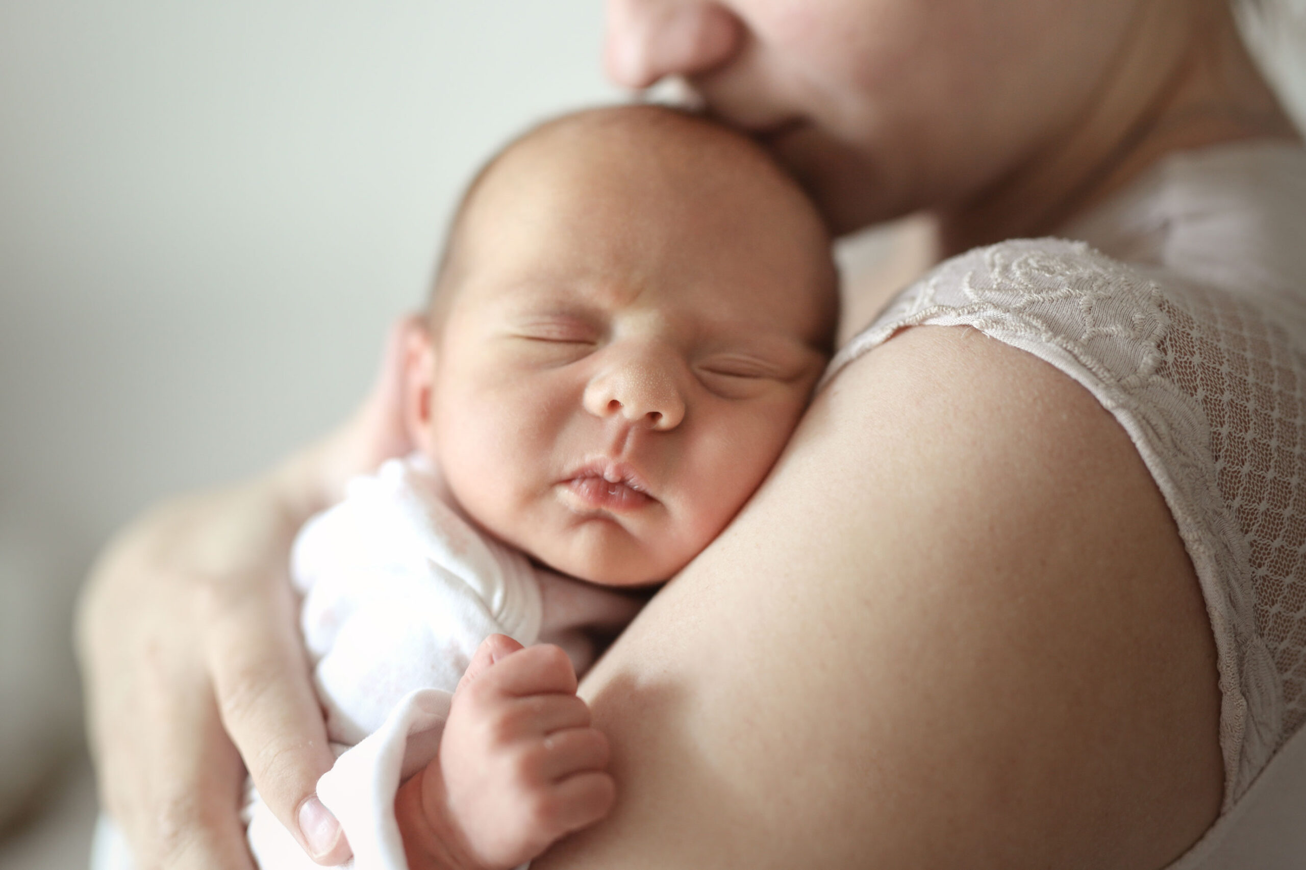  Retour maternité - Bébé dans les bras de sa maman 