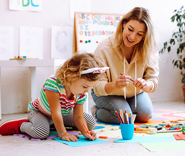 Activités ludiques à la maison avec baby-sitter