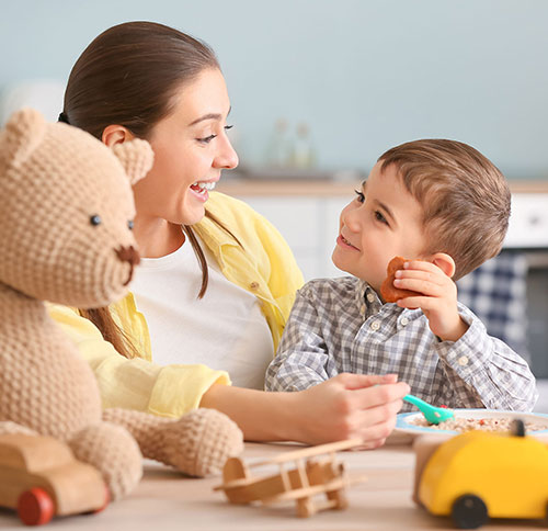  nounou qui donne à manger à un enfant 