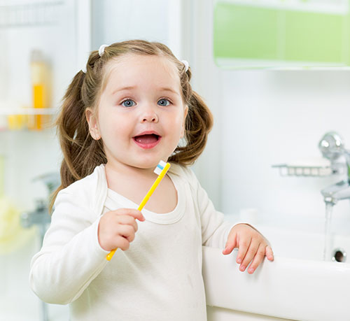  Enfant qui se brosse les dents 