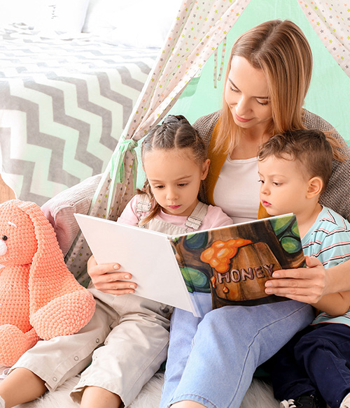  Nounou lisant une histoire aux enfants 