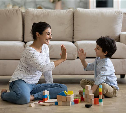 Temps calme avec nounou après l'école