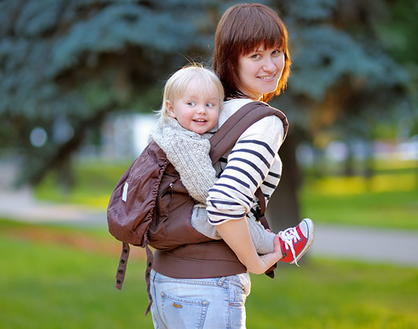 Nounou qui emmène un bébé à la crèche