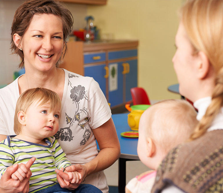 Des transmissions essentielles entre nounou et équipe de crèche